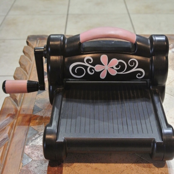 BIG SHOT DIE CUT AND EMBOSSING MACHINE - Picture 3 of 4